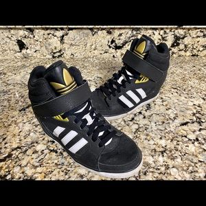 Adidas hidden wedge tennis shoes